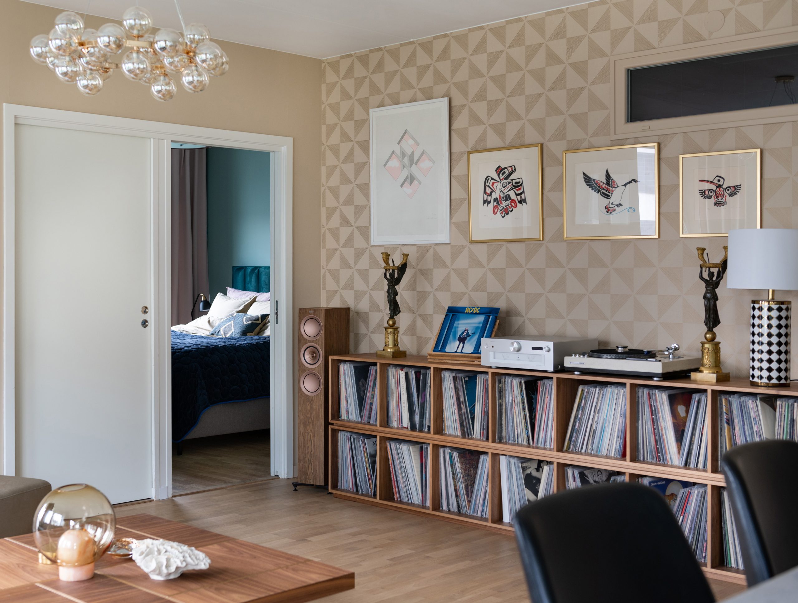 Vinylförvaring platsbyggd i valnöt, vardagsrum, taklampa, glas, bordslampa, soffbord.